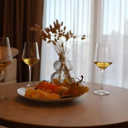 Retreat Chic In The Heart Of Apartamento Tirana